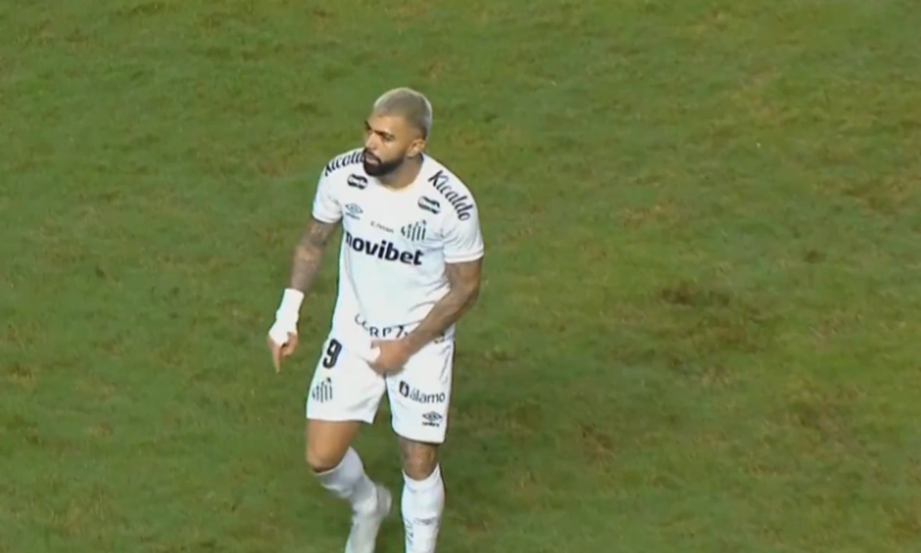 Gabigol é Expulso com Cartão Vermelho após Gesto Controverso no Confronto contra o Vitória