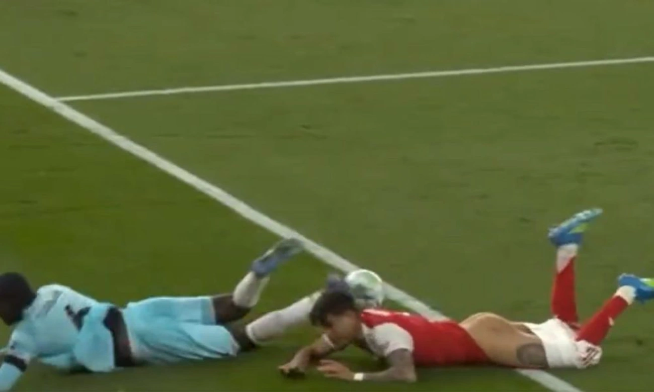 Hincapié fica pelado em jogo do Arsenal na Premier League hoje